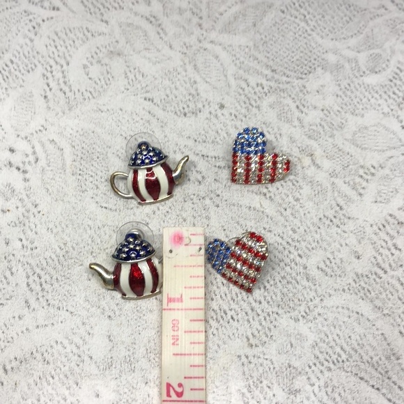Patriotic American flag pattern statement earrings. - Picture 4 of 7